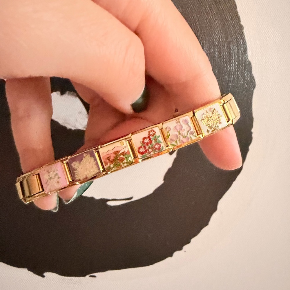 Florals gold tone vintage inspired Italian charm bracelet - 6 floral links